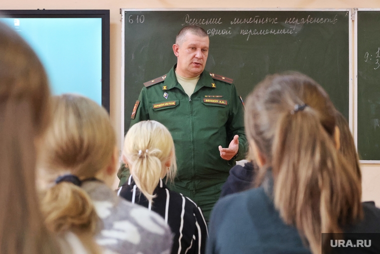 Обучиться военной специальности могут не только юноши, но и девушки, сообщил курганским школьникам сотрудник военкомата.