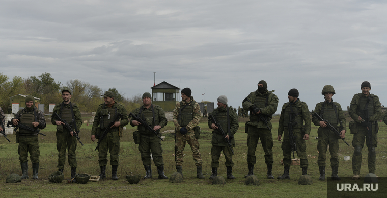 Мобилизованные резервисты на полигоне в Донецкой области. ДНР, армия, военные, солдаты, амуниция, стрелки, военные сборы, экипировка, пехота, полигон, резервисты, мобилизованные, пехотинцы