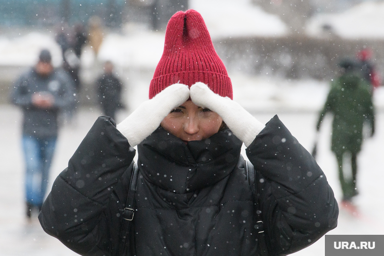 Виды Екатеринбурга, снег, девушка, зима, непогода, шапка, закрывает лицо