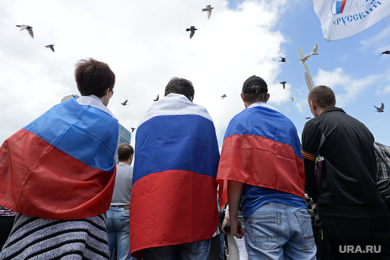 Митинг за мир в Донецке. Украина, птицы, небо, триколор, флаг россии