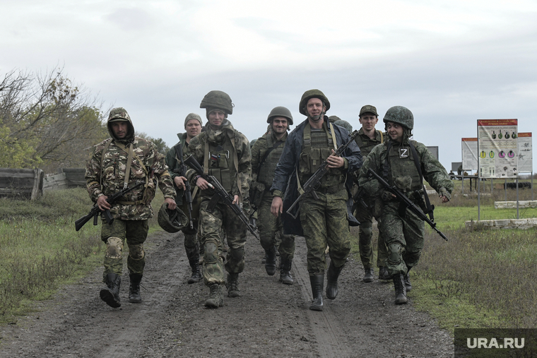 Мобилизованные резервисты на полигоне в Донецкой области. ДНР, армия, военные, солдаты, оружие, стрелки, военные сборы, пехота, полигон, резервисты, мобилизованные, пехотинцы