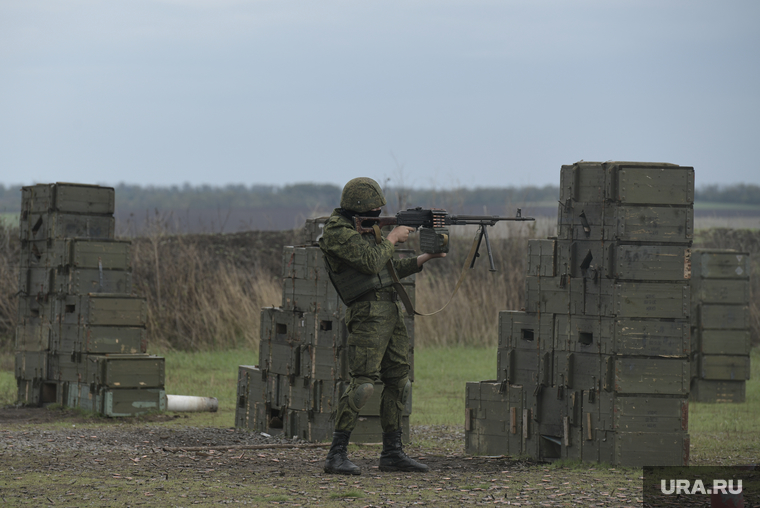 Мобилизованные резервисты на полигоне в Донецкой области. ДНР, армия, военные, солдаты, пулемет, оружие, пулеметчик, стрелки, военные сборы, пехота, полигон, резервисты, мобилизованные, пехотинцы