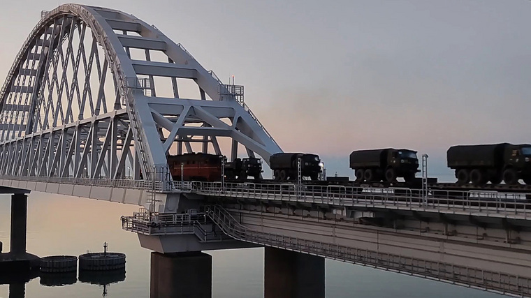 На Крымском мосту проводятся восстановительные работы, сообщило Минтранс РФ