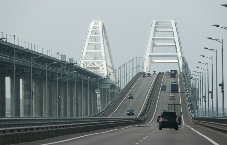 Весь транспорт, въезжающий на Крымский мост, проверяют на пунктах досмотра
