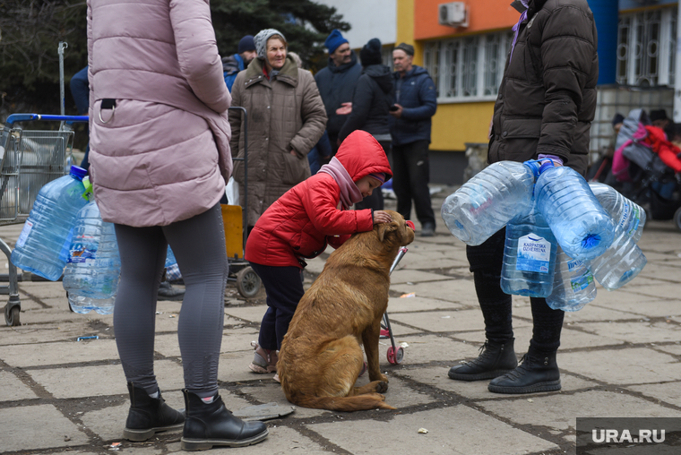 Мариуполь. Украина, последствия, мариуполь, беженцы, жители, канистры, пострадавшие, вода, обстрел, гуманитарная катастрофа