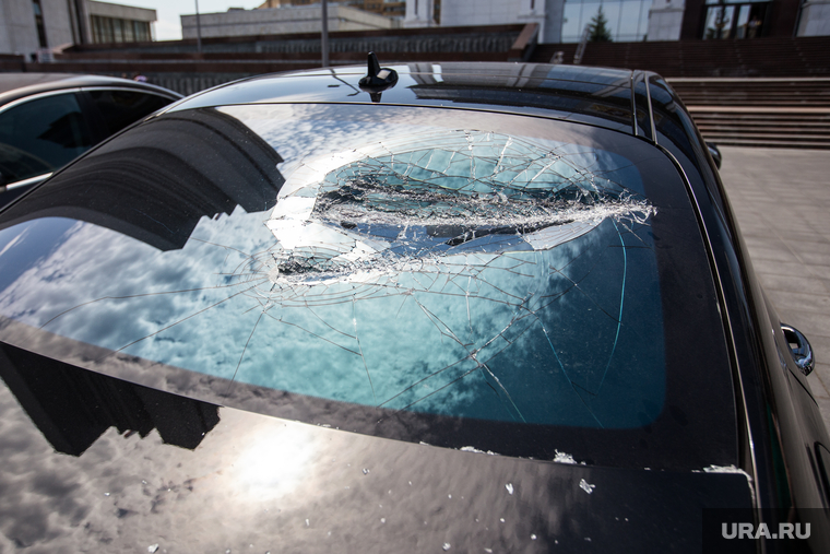 Побитые автомобили у входа в Заксобрание СО. Екатеринбург, разбитое стекло, автомобиль