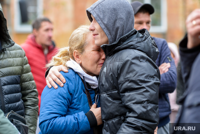 Отправка на службу мобилизованных Калининского и Курчатовского районов Челябинска. Челябинск, проводы солдат, военные сборы, прощание, мобилизация, мобилизованные, пункт сбора