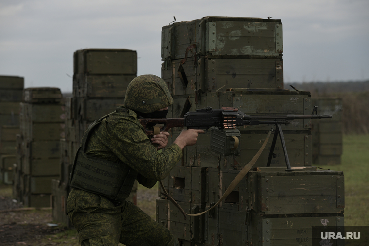 Мобилизованные резервисты на полигоне в Донецкой области. ДНР, армия, военные, солдаты, пулемет, оружие, стрельбище, война, пулеметчик, стрелки, военные сборы, пехота, бой, полигон, резервисты, мобилизованные, огневая подготовка, пехотинцы, боестолкновение