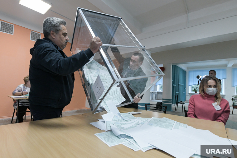 Подсчет голосов в гимназии. Донецк, референдум, подсчет голосов, урна для голосования