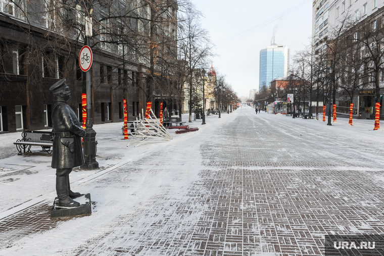 Ярнбомбинг на улице Кирова. Челябинск, улица кирова, кировка, гетры, чулки на деревьях, ярнбомбинг