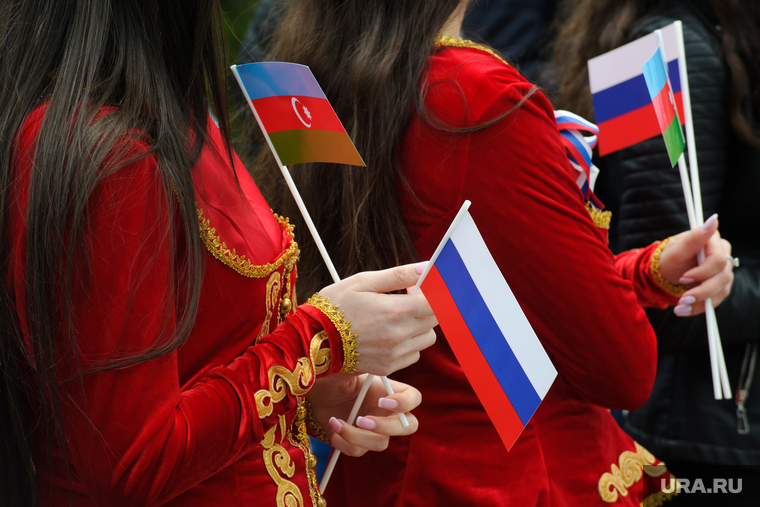 День России в Екатеринбурге, национальный костюм, флаг азербайджана, флаг россии