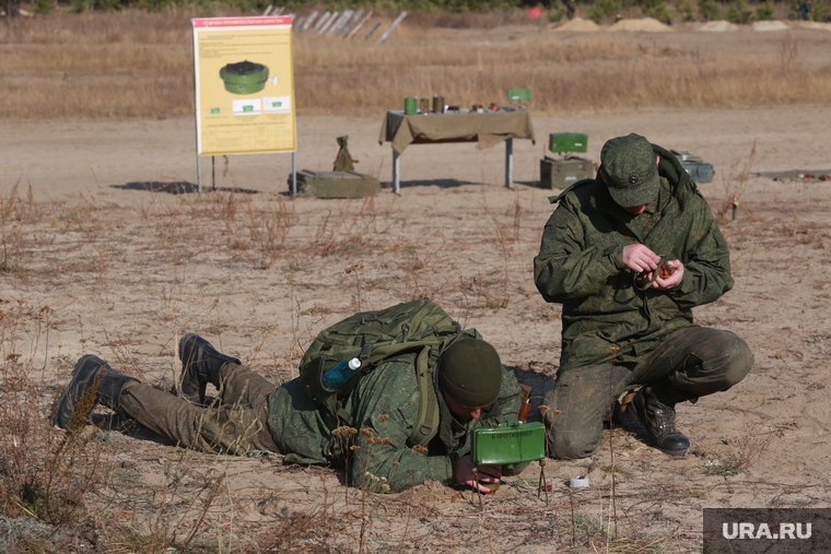 Инструкторы Тюменского высшего военно-командного училища учат мобилизованных ставить мины направленного действия…