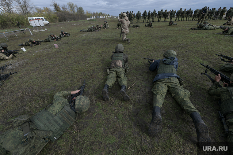 Мобилизованные резервисты на полигоне в Донецкой области. ДНР, армия, военные, солдаты, оружие, стрельбище, военные сборы, полигон, резервисты, мобилизованные, огневая подготовка