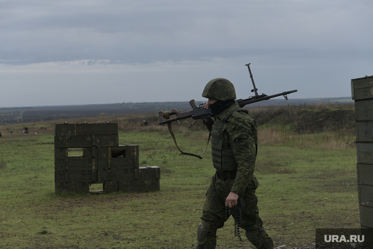 Мобилизованные резервисты на полигоне в Донецкой области. ДНР, армия, военные, солдаты, пулемет, оружие, пулеметчик, стрелки, военные сборы, пехота, полигон, резервисты, мобилизованные, дрг, пехотинцы, разведчики, диверсанты, диверсионная группа