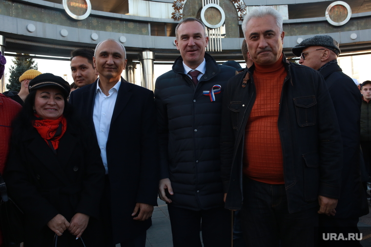 Мэр Тюмени Руслан Кухарук (на фото в центре) также посетил мероприятие…