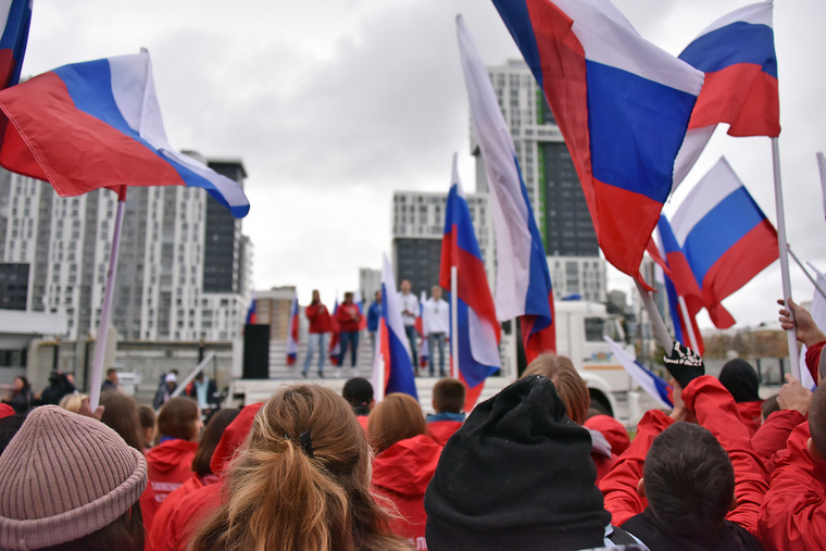 В Екатеринбурге волонтеры организовали митинг в поддержку защитников Донбасса и их родственников