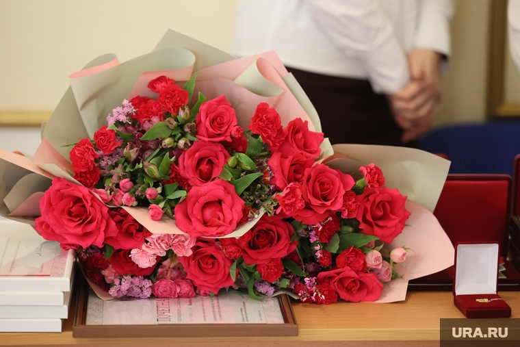 Церемония вручения наград от Совета Федерации. Курган, букет, цветы