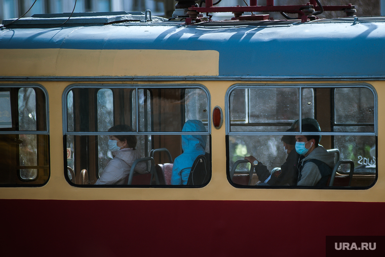 Виды города во время вынужденных выходных из-за ситуации с CoVID-19. Екатеринбург, маски, медицинская маска, респиратор, екатеринбург , трамвай, пустой город