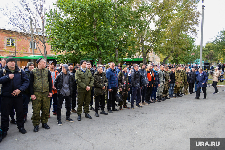 Отправка на службу мобилизованных Калининского и Курчатовского районов Челябинска. Челябинск, построение, строй, военные сборы, мобилизация, мобилизованные, отправка мобилизованных, пункт сбора