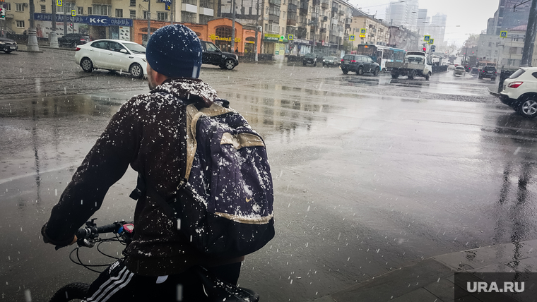 Майский снегопад. Екатеринбург, снег, снегопад, улица московская, велосипедист, плохая погода, мокрый снег