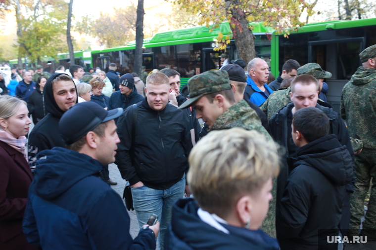 Отправка мобилизованных. Тюмень , толпа, мобилизация, мобилизованные, отправка мобилизованных