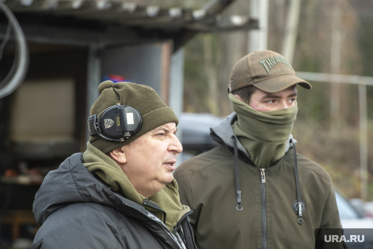 «Сегодня на полигоне 12 человек. Это одна из первых групп, записавшаяся на курсы НВП. Сейчас ребята, которые приходят обучаться, понимают, что это им жизненно необходимо. Раньше мы подобные семинары проводили, в основном, для спортсменов. Отдельно занимались с военнослужащими с целью культуры обращения с оружием — им были интересны наши какие-то ходы, движения, приемчики», — говорит Сергей Чегодаев