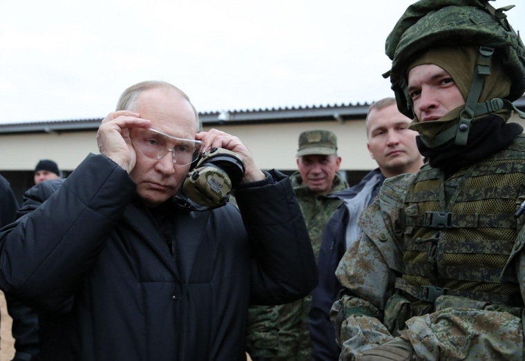 Песков заявил, что Путин не в первый раз стреляет из винтовки