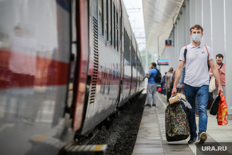Восточный вокзал. Москва, путешествие, пассажир, вокзал, чемодан, пассажиры, пассажиры в ожидании, туризм, поезд, перрон, поезд, путешественники, восточный вокзал