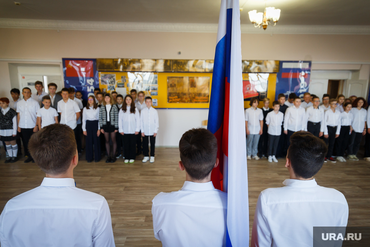 Вынос флага России и патриотический урок «Разговоры о важном» в гимназии № 53. Магнитогорск, школьная линейка, ученики, школа, школьники, флаг россии, патриотизм, разговоры о важном
