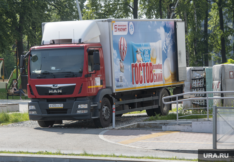 Жара в городе. Пермь, пломбир, разгрузка товара, фура в городе, магазин магнит, лето в городе, жара в городе, грузовик мороженного