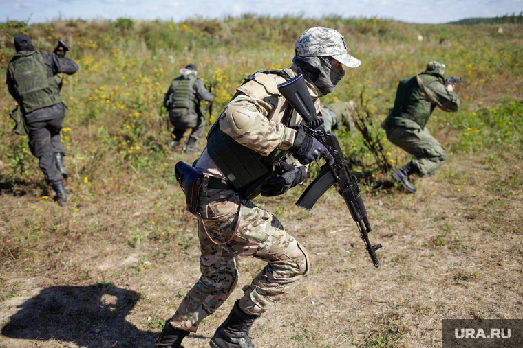 Тренировка добровольцев перед отправкой в Украину. Свердловская область, милитари, автомат, калашников, армия, оружие, война, добровольцы, спецоперация, чвк, сво, наемники