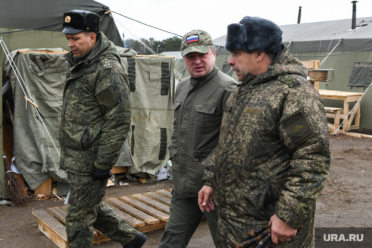 Максима Иванова (по центру) встретили начальник учебного центра полковник Дмитрий Аксенов (слева) и командир одного из батальонов