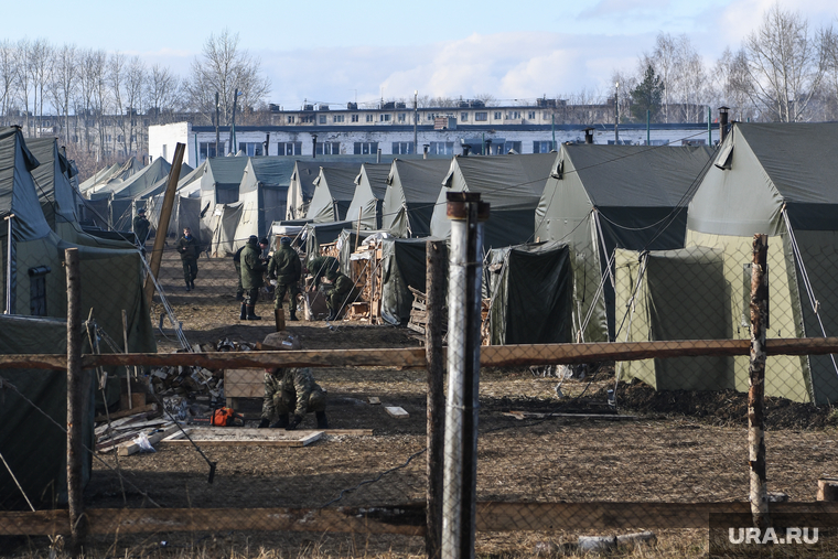 В каждой палатке — по 38-45 человек, рассказал один из мобилизованных офицеров