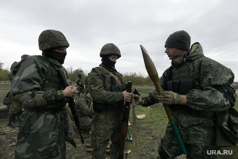 Мобилизованные резервисты на полигоне в Донецкой области. ДНР, гранатомет, армия, военные, солдаты, оружие, рпг, стрелки, военные сборы, пехота, полигон, резервисты, мобилизованные, ручной гранатомет, пехотинцы