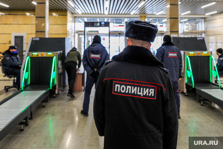 Дезинфекция и проверка масочного режима на железнодорожном вокзале. Челябинск, досмотр, полиция, жд вокзал челябинск