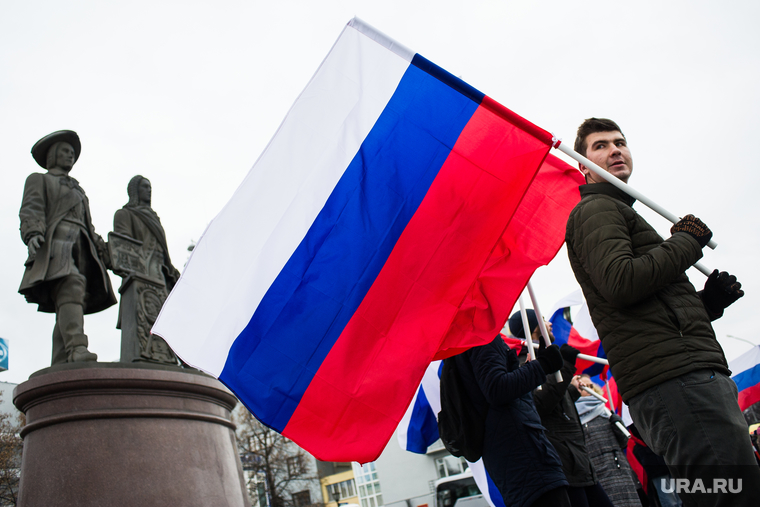 Праздничный митинг-концерт, приуроченный ко Дню народного единства на площади Труда. Екатеринбург, памятник татищеву и де геннину, митинг, триколор, флаг россии