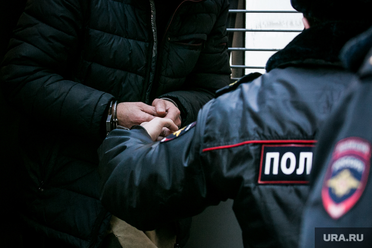 Клипарт "Полиция, доставка подсудимого". Москва, подсудимый, полиция, наручники, заключенный
