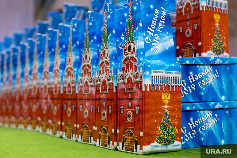 Новогодняя елка в Кремле. Москва, кремлевская башня, новогодние подарки