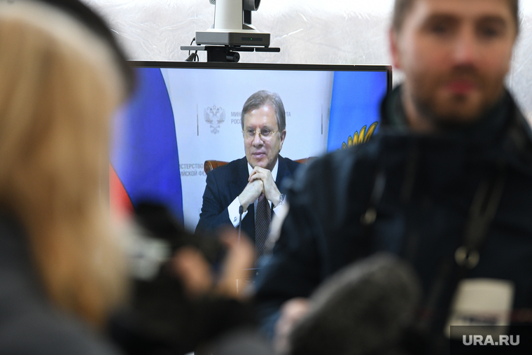 Министр транспорта РФ Виталий Савельев подключился к церемонии по видеосвязи — и сильно раньше времени. Порядка десяти минут ему пришлось ждать перед камерой, пока коллеги доедут до площадки