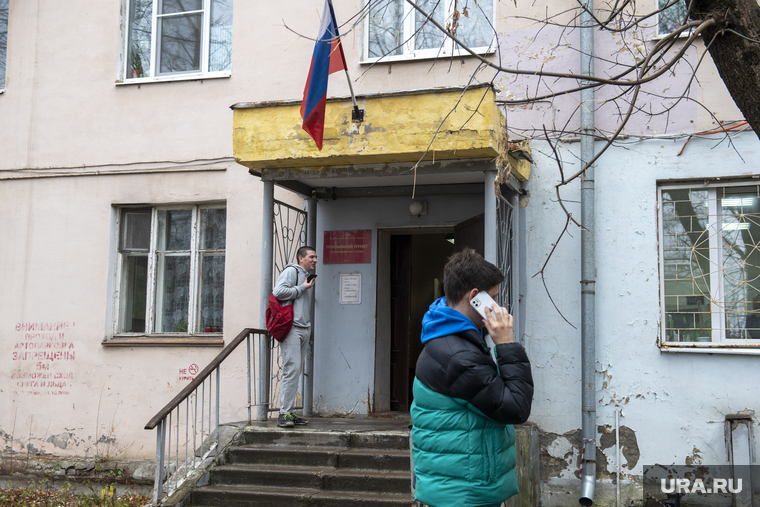 Пермские призывники разговаривают с родственниками и друзьями возле здания военкомата Мотовилихинского района