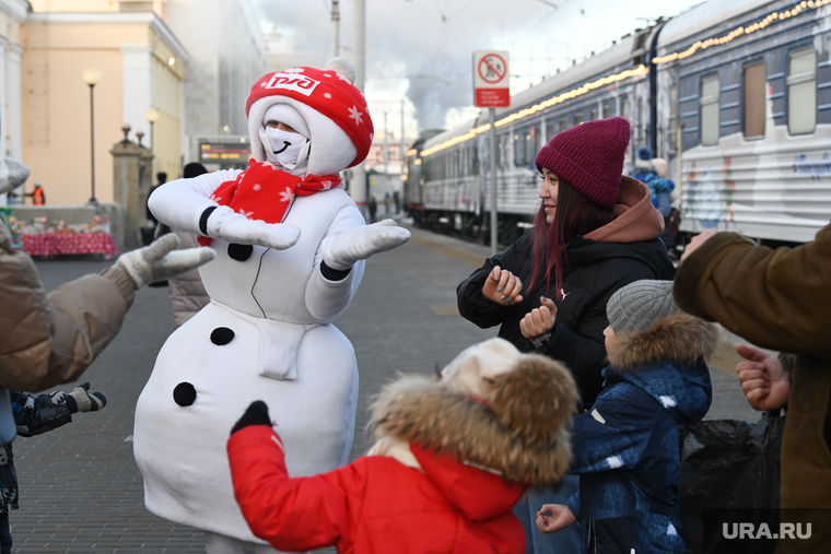 Прибытие поезда Деда Мороза. Екатеринбург, снеговик, новый год, ржд, поезд деда мороза, новогодние праздники