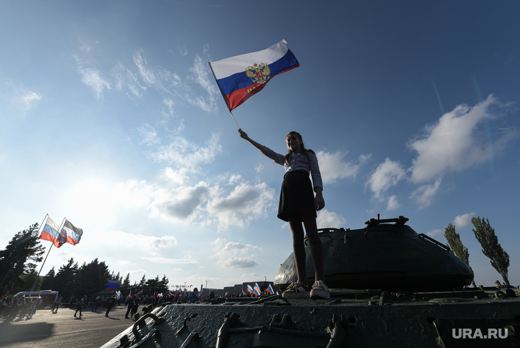 Митинг в честь присоединения ДНР к РФ. Саур-Могила , флаг, триколор, флаг россии, танк, российский