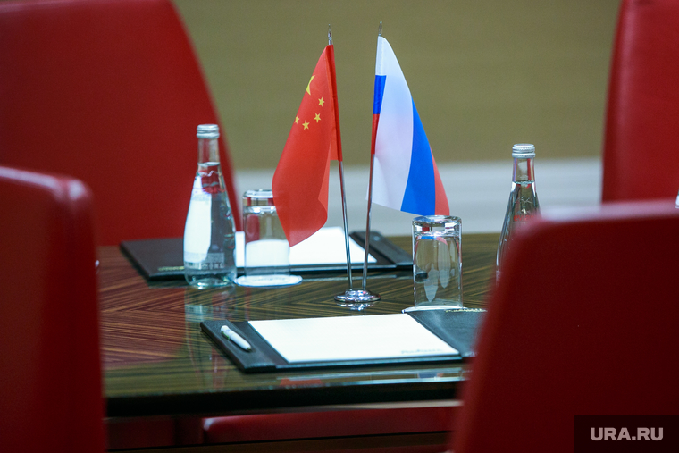XI Пленарное заседание российско-китайского комитета дружбы, мира и развития. Москва, флаги россии и китая, стол переговоров, подписание соглашений, договор о дружбе и сотрудничестве