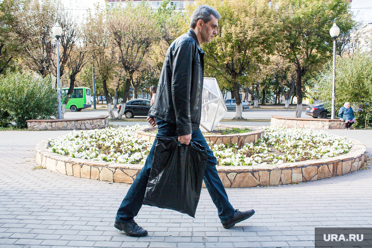 Виды города. Тюмень, пешеход, прохожий, мужчина