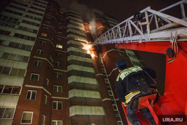 Пожар в 16-этажном доме на улице Таежной. Екатеринбург, дым, пожар, огонь, дом, лестница