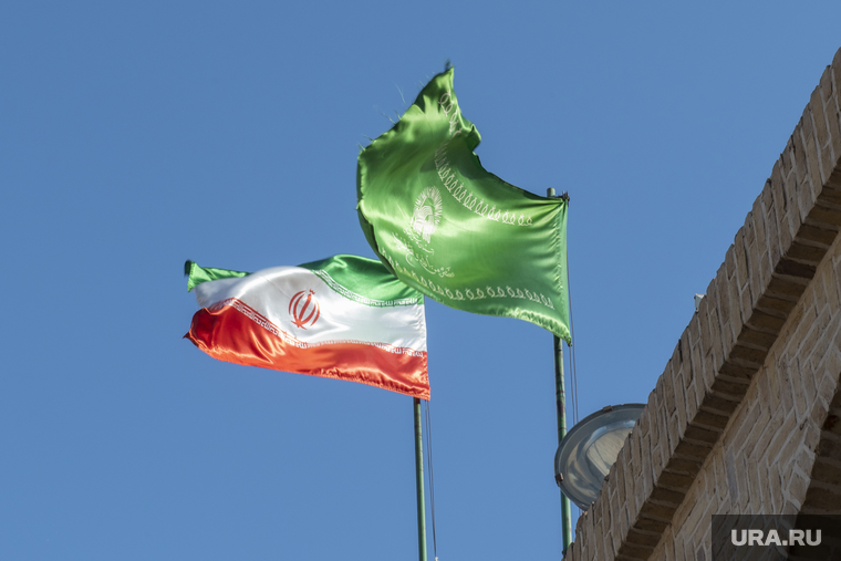Тегеран. Иран, ислам, аллаху акбар, зеленый флаг пророка, шииты