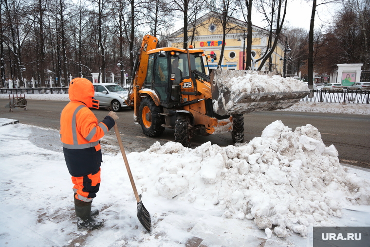 Уборка снега на улицах города. Пермь, уборка снега, трактор, уборка дорог