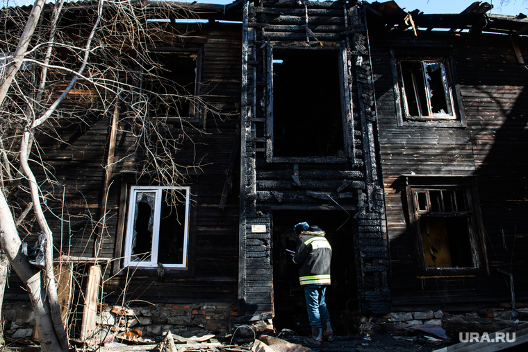 Последствия пожара на улице Омская, 91. Екатеринбург, пожарище, дом сгорел, сгоревший дом, улица омская91, место происшествия, место пожара