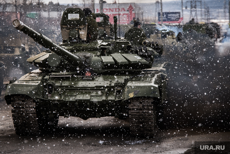 Первая официальная репетиция парада на улице Новосибирская 2-ая. Екатеринбург, снегопад, военные учения, т-72