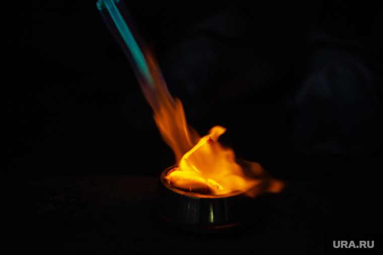 Ночная тусовка с кальянами на Вознесенской горке. Екатеринбург , пламя, огонь, поджог, уголь для кальяна